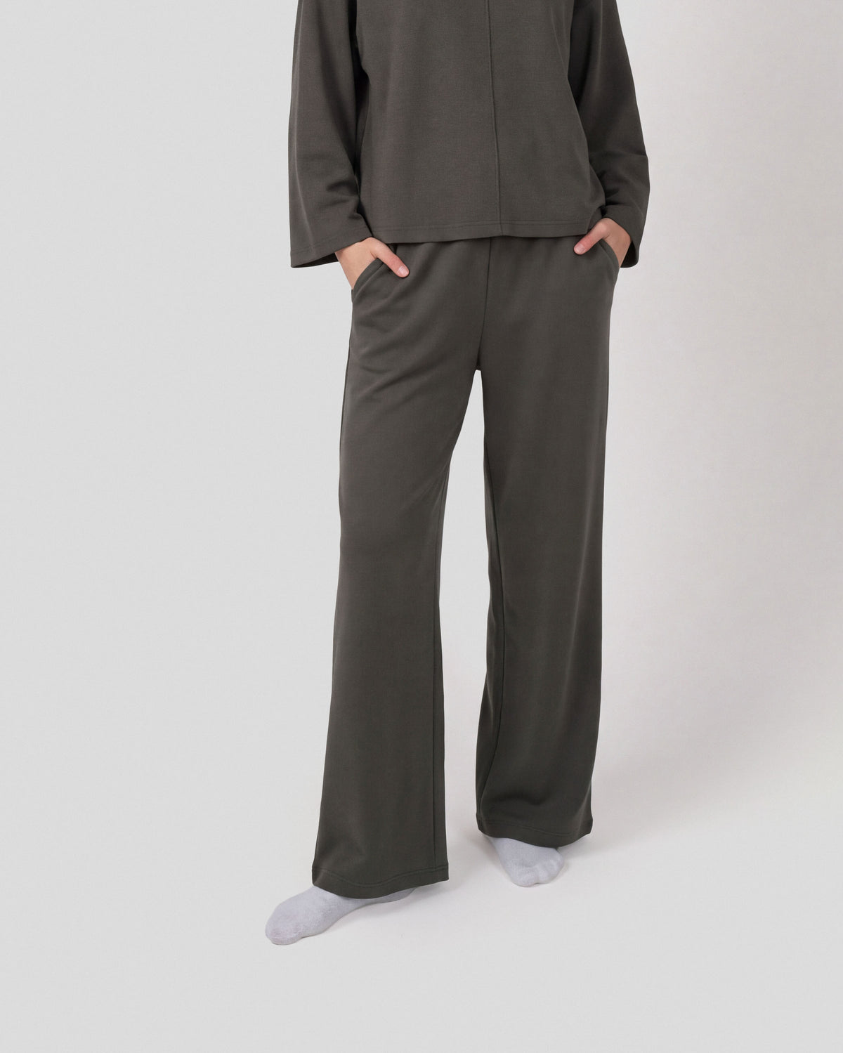 Pantalón largo fluido liso gris marengo