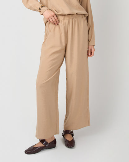 Set blusa pantalón liso beige