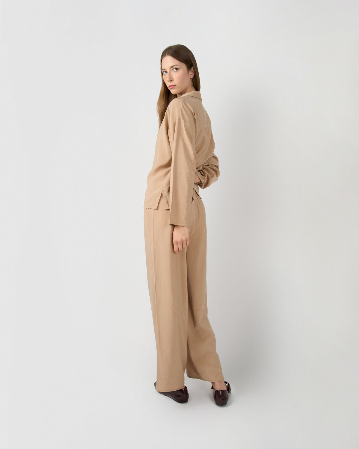 Camicetta con revers a tinta unita beige
