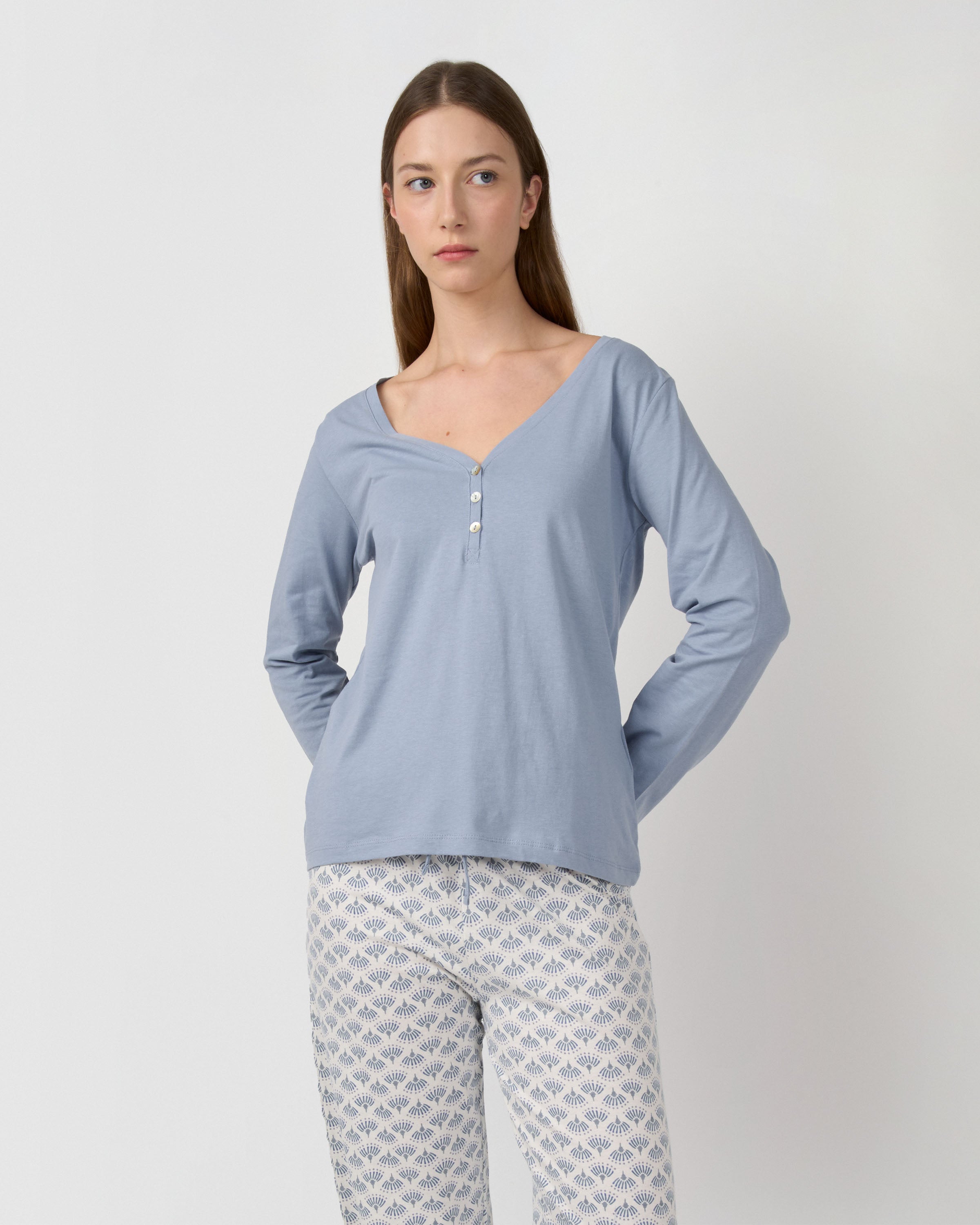Pijama largo de algodón con escote pico arubi azul