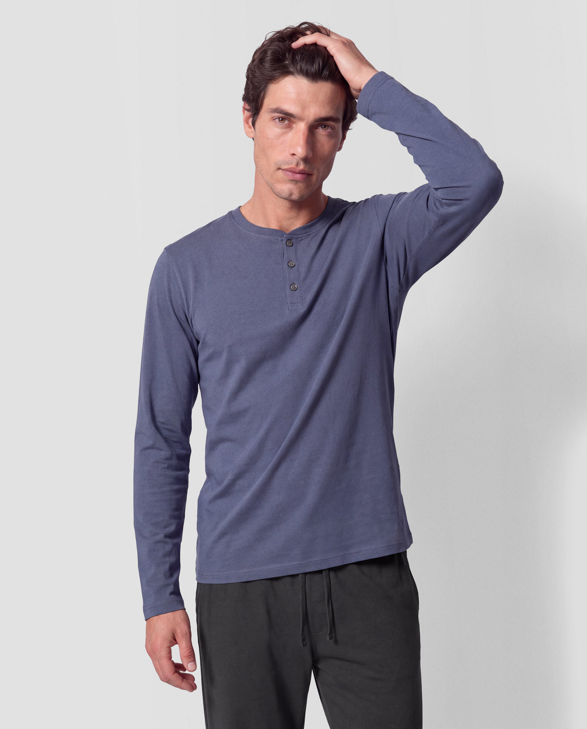 Pyjama long à boutons pour homme, coloris indigo et marine.