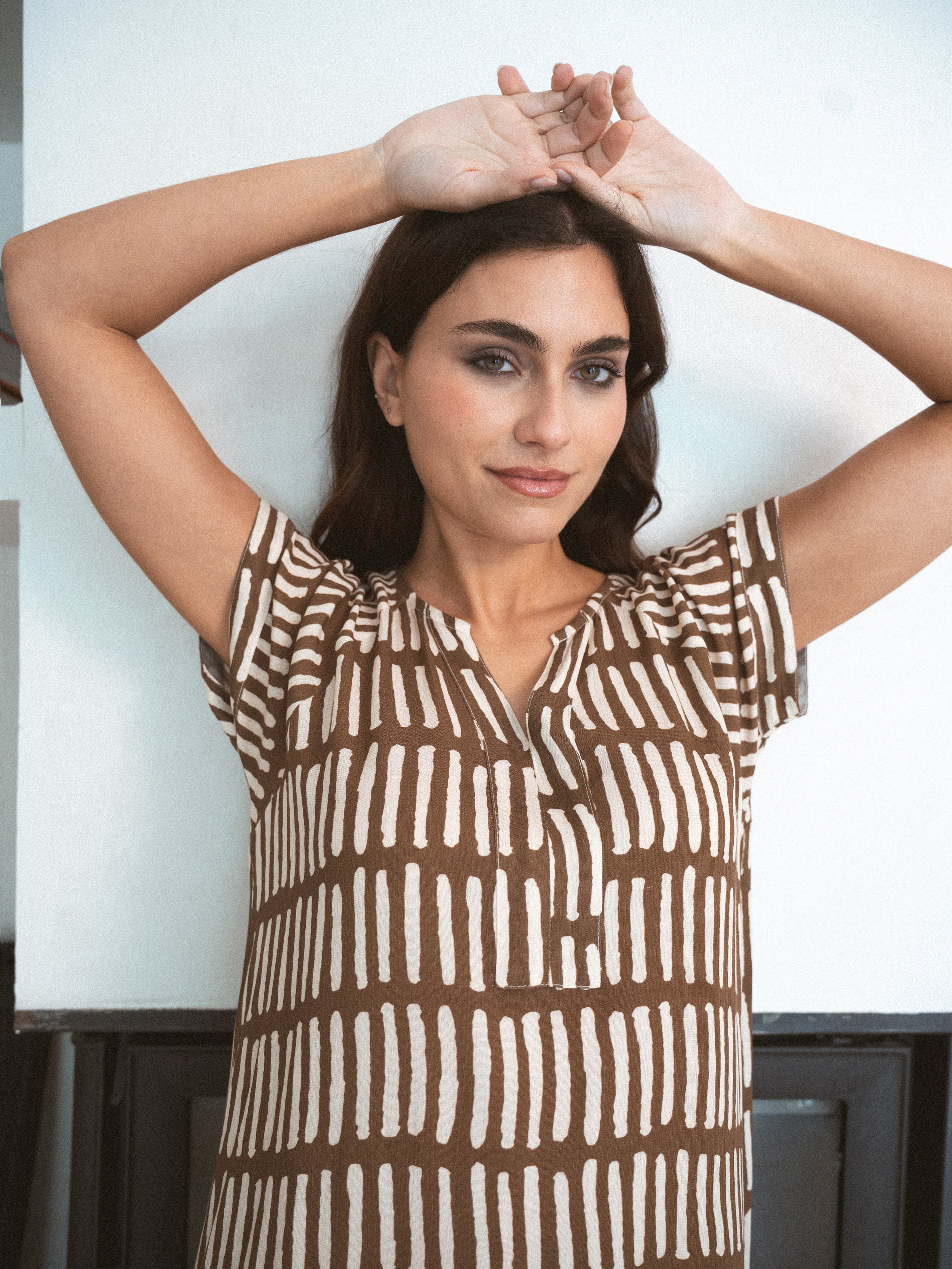 Vestido corto bambula detalles plisados lemona marrón