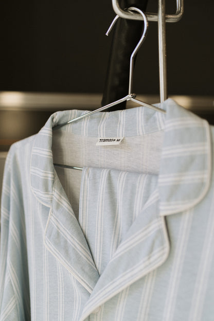 Pigiama lungo in cotone stile camicia con righe blu marsiglia